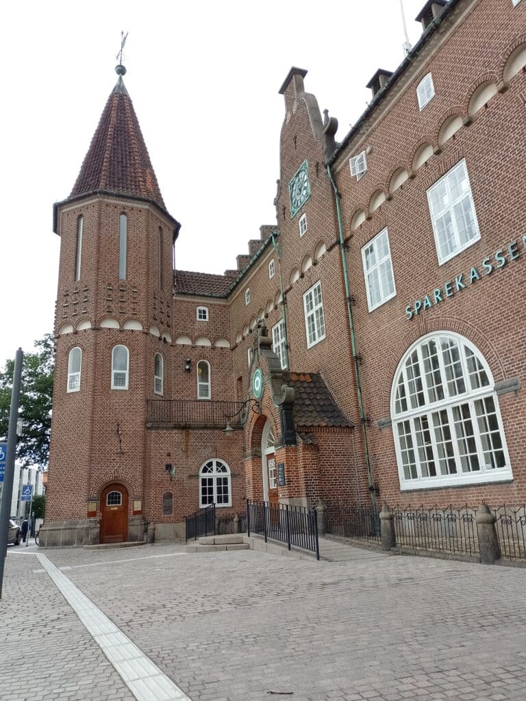 Indgang til psykolog Eileen Köhler i Aalborg via den buede dør i tårnet